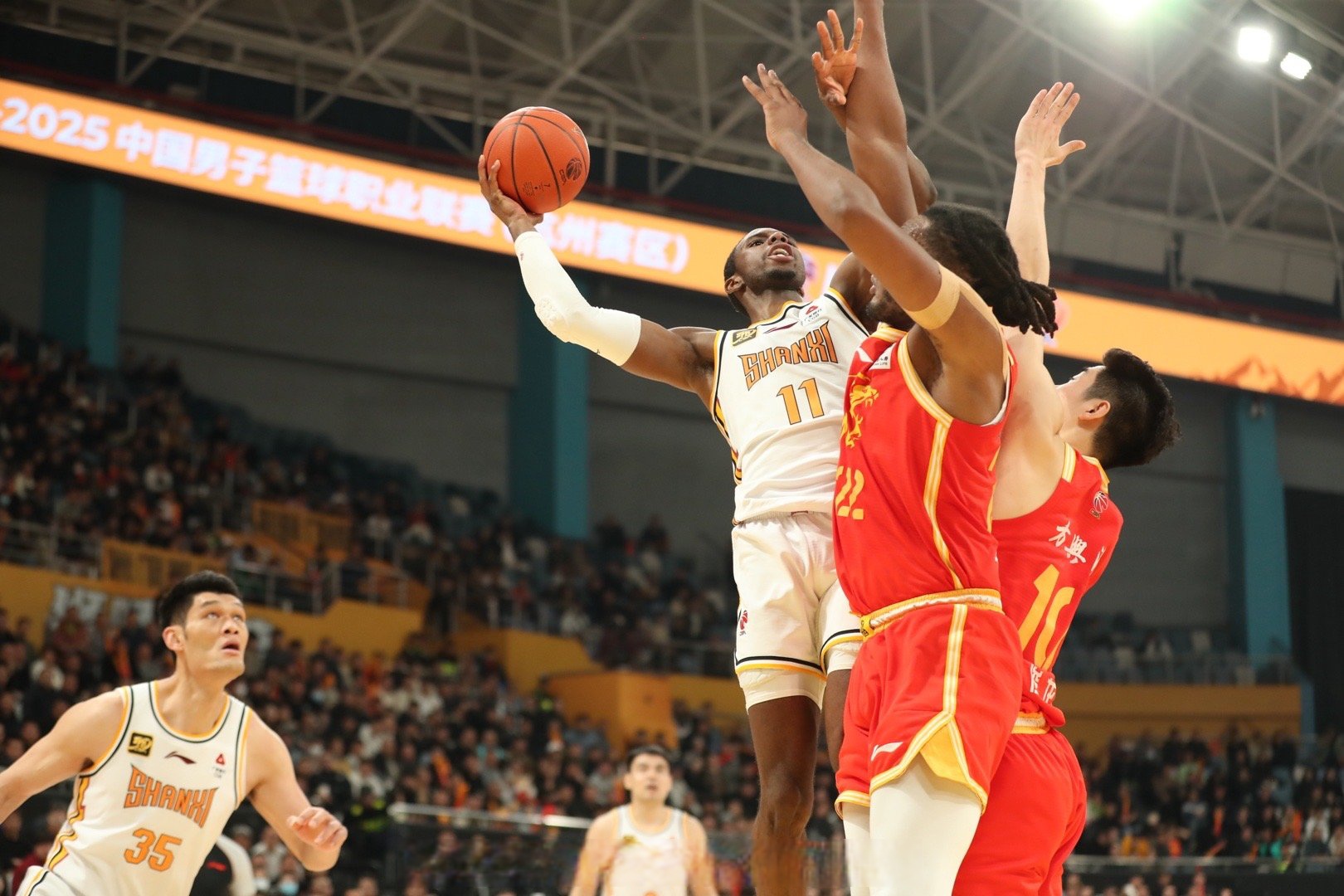 转折点!广厦男篮外线爆发,欧联加时末段攻防权衡,球迷炸锅,阵容厚度经受考验 转折点!广厦男篮外线爆发,欧联加时末段攻防权衡,球迷炸锅,阵容厚度经受考验