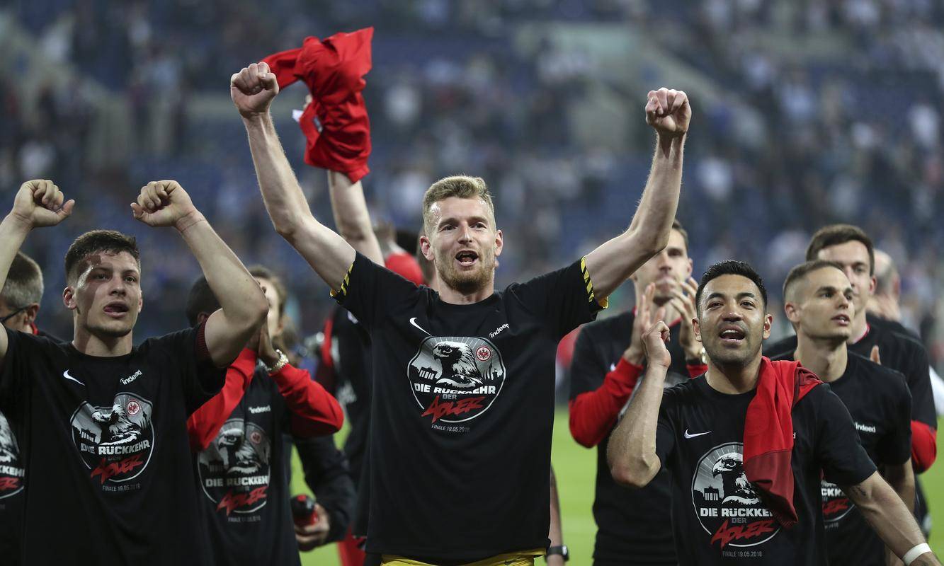 龙8国际官网-法兰克福训练开放日，集结日刷新队史纪录引欢呼，意甲在即，赛程密集仍需轮换